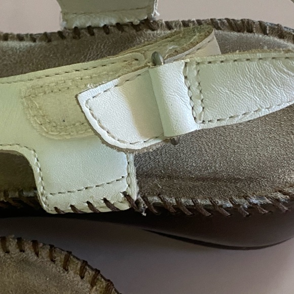 Super Comfortable Cushioned White Naturalizer Velcro-Close Walking Shoes/Sandals - Picture 7 of 10